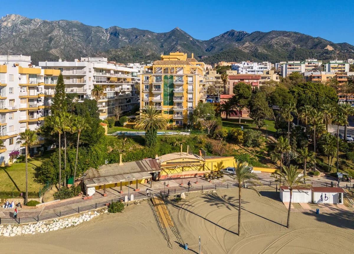 3 Bedroom Middle Floor Apartment for Sale in Marbella, Málaga - Image 2