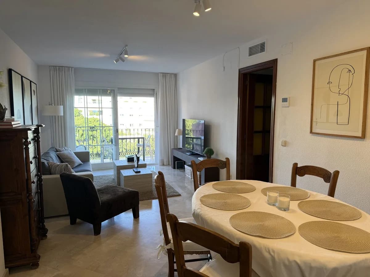3 Bedroom Middle Floor Apartment for Sale in Marbella, Málaga - Image 8