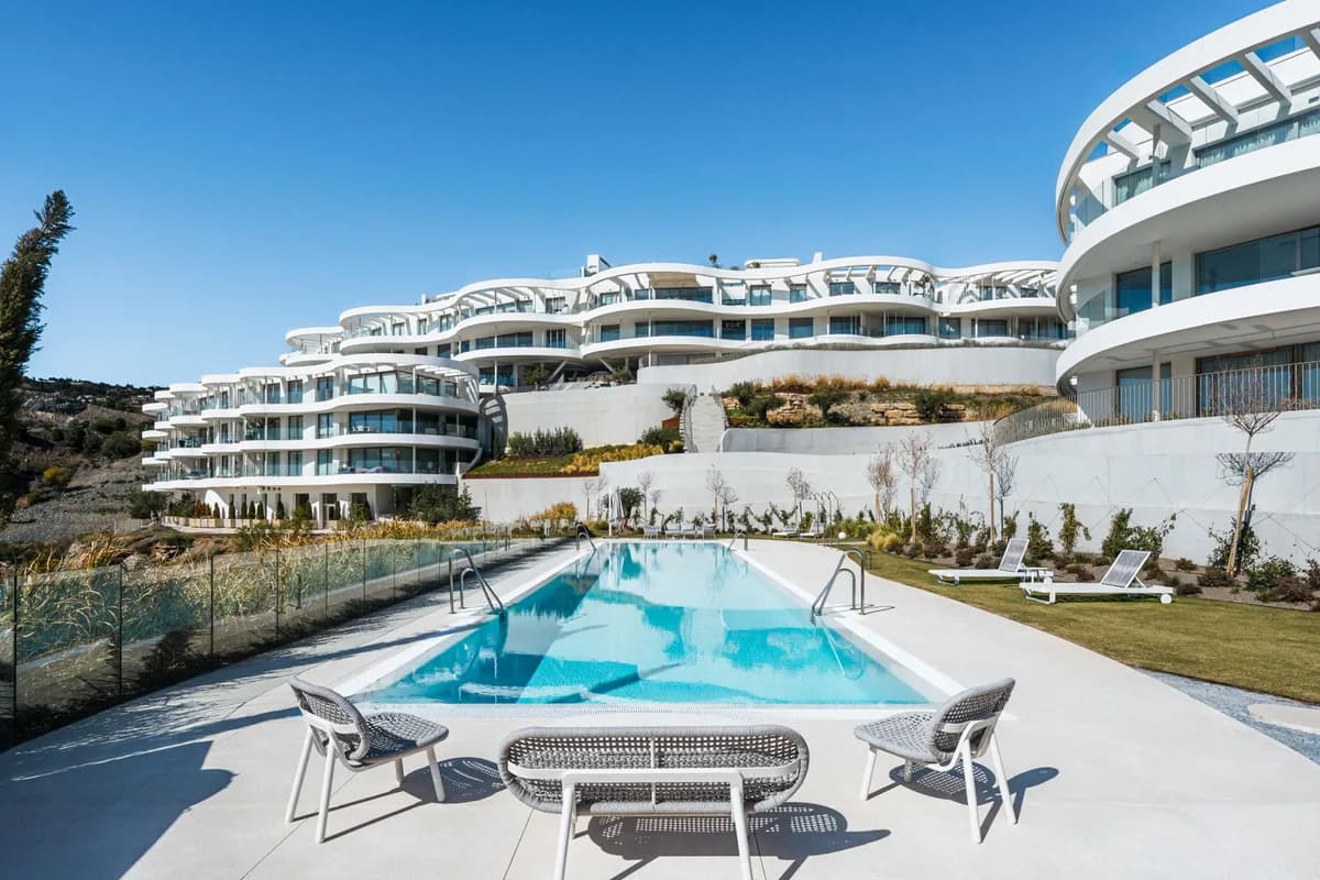 3 Bedroom Middle Floor Apartment for Sale in Benahavís, Málaga - Image 2