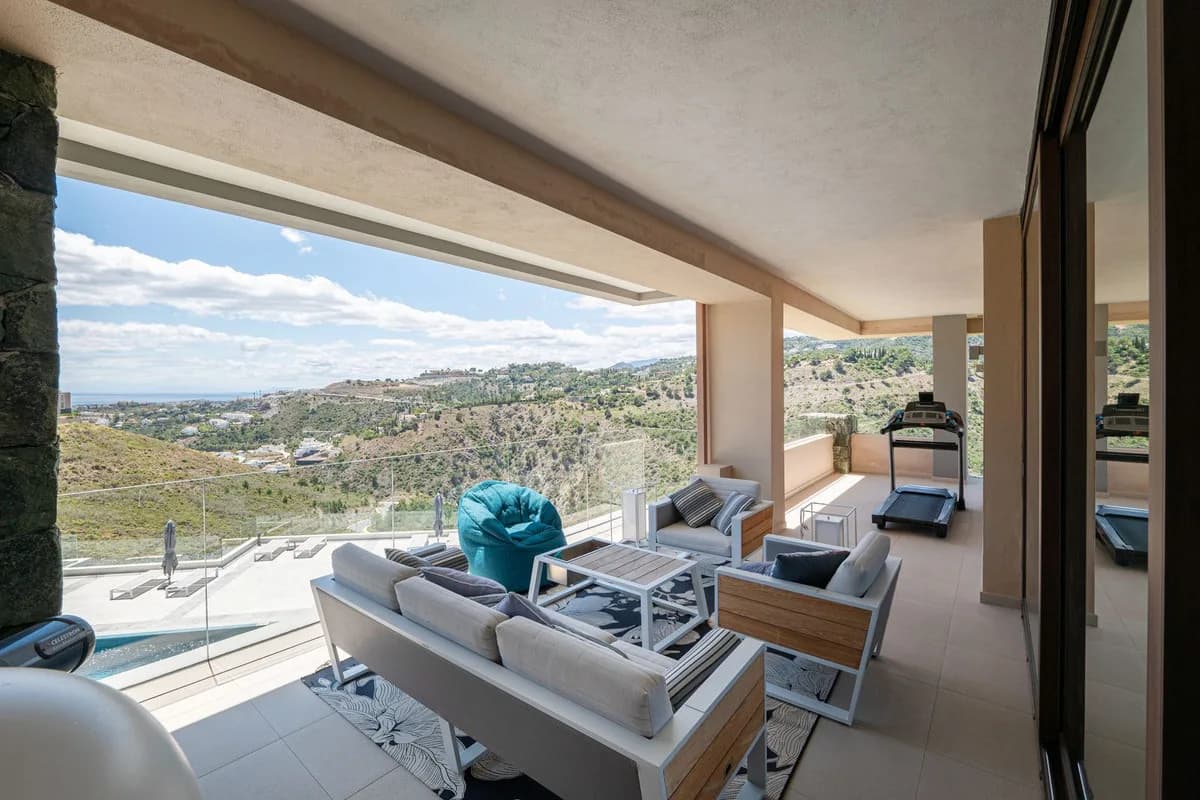 4 Bedroom Top Floor Apartment for Sale in La Quinta, Málaga - Image 3