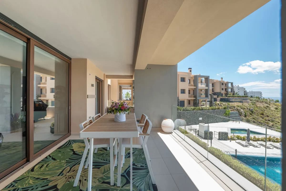 4 Bedroom Top Floor Apartment for Sale in La Quinta, Málaga - Image 4