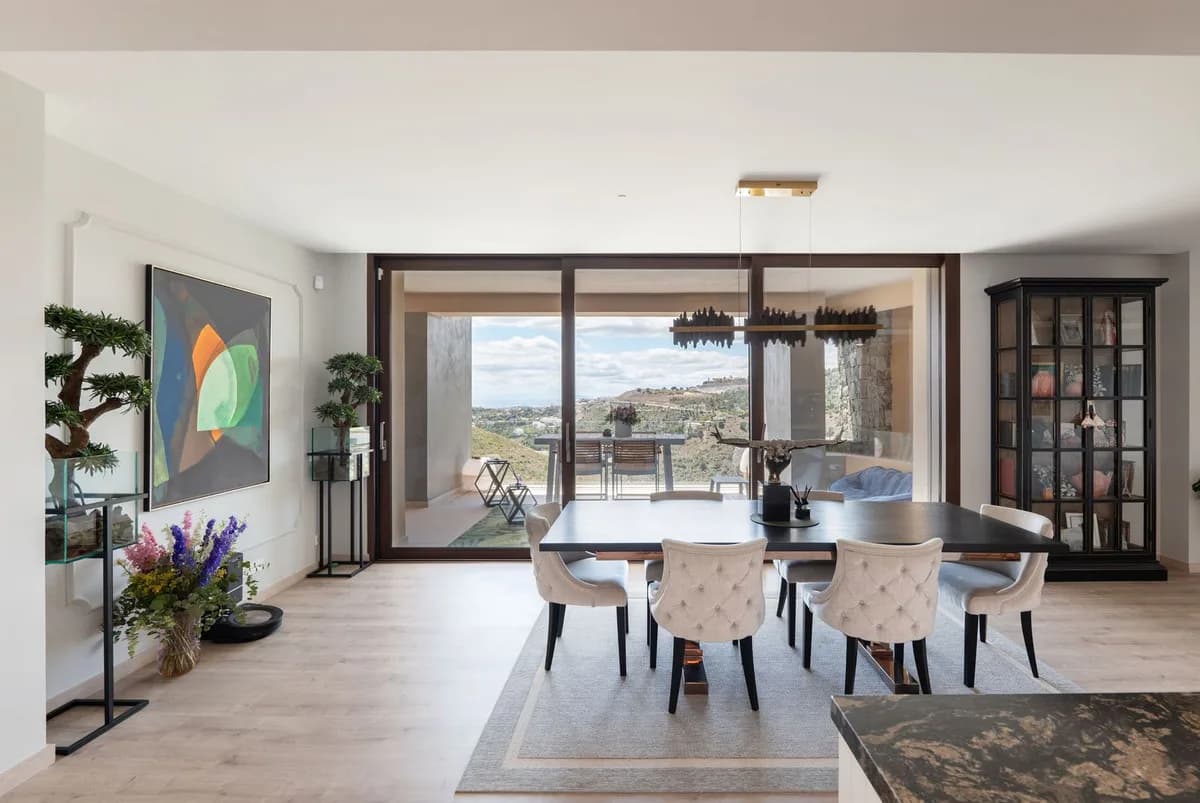 4 Bedroom Top Floor Apartment for Sale in La Quinta, Málaga - Image 6