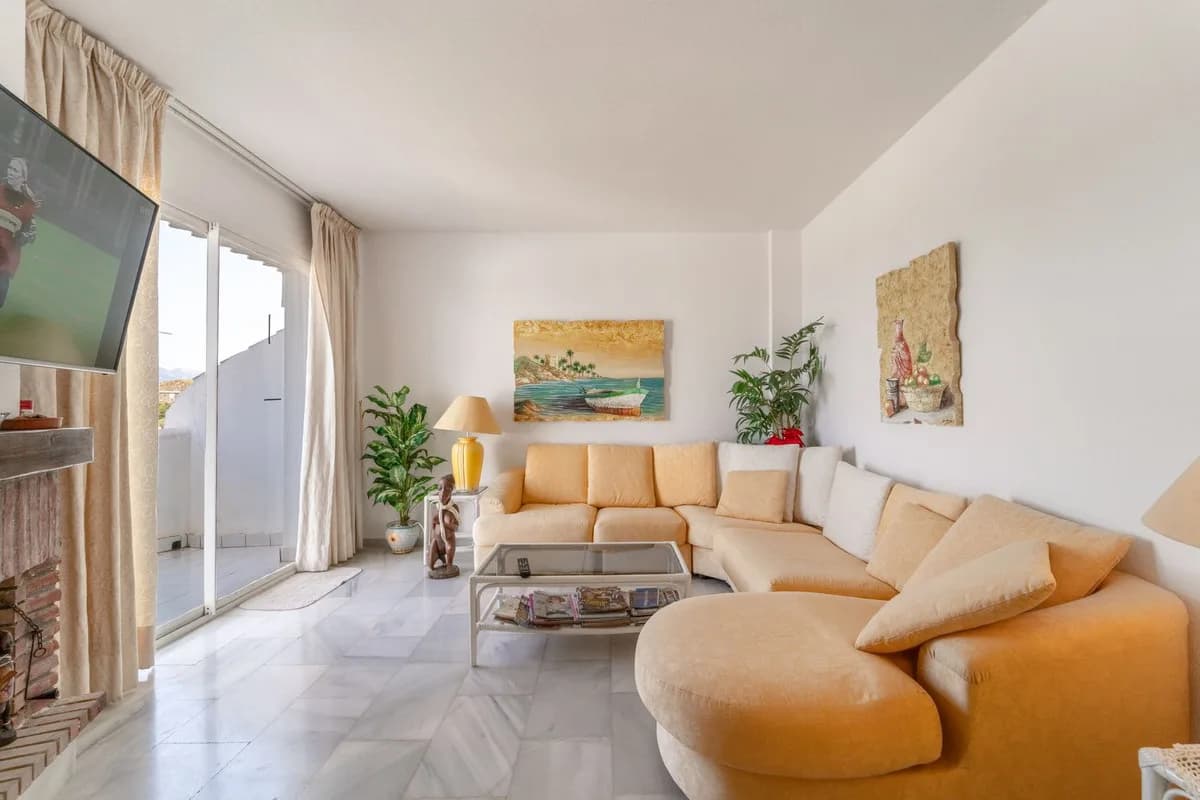 2 Bedroom Penthouse for Sale in Calahonda, Málaga - Image 4
