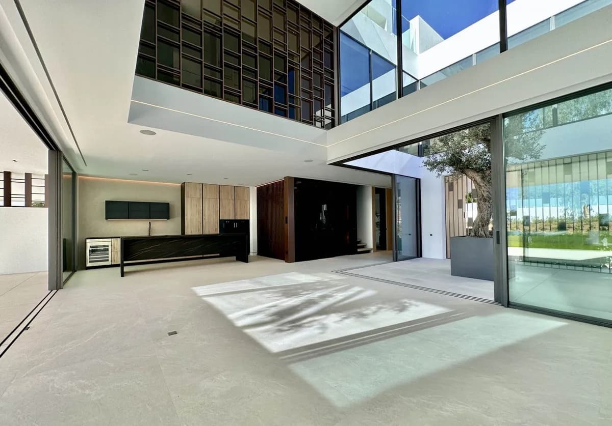 4 Bedroom Semi-Detached House for Sale in Nueva Andalucía, Málaga - Image 4