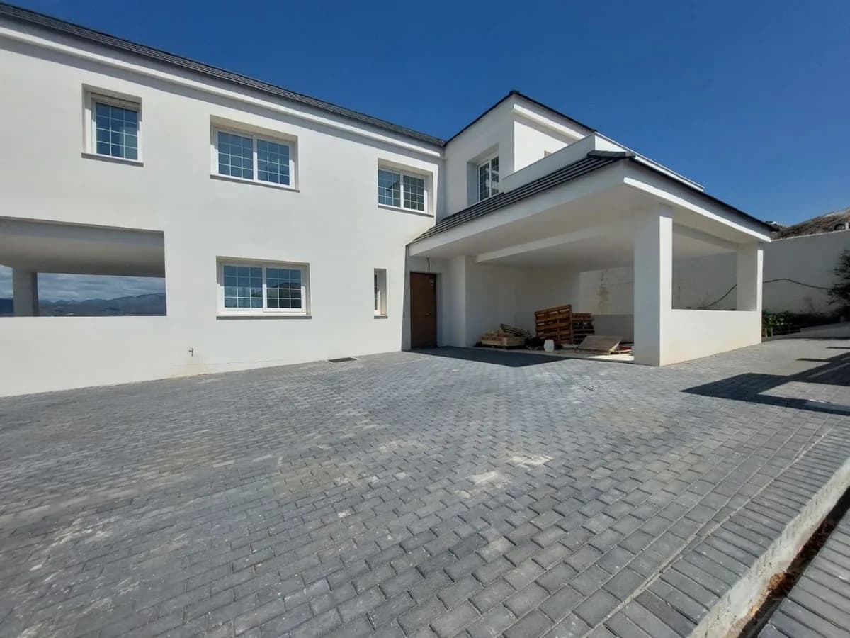 4 Bedroom Detached Villa for Sale in Mijas Golf, Málaga - Image 2