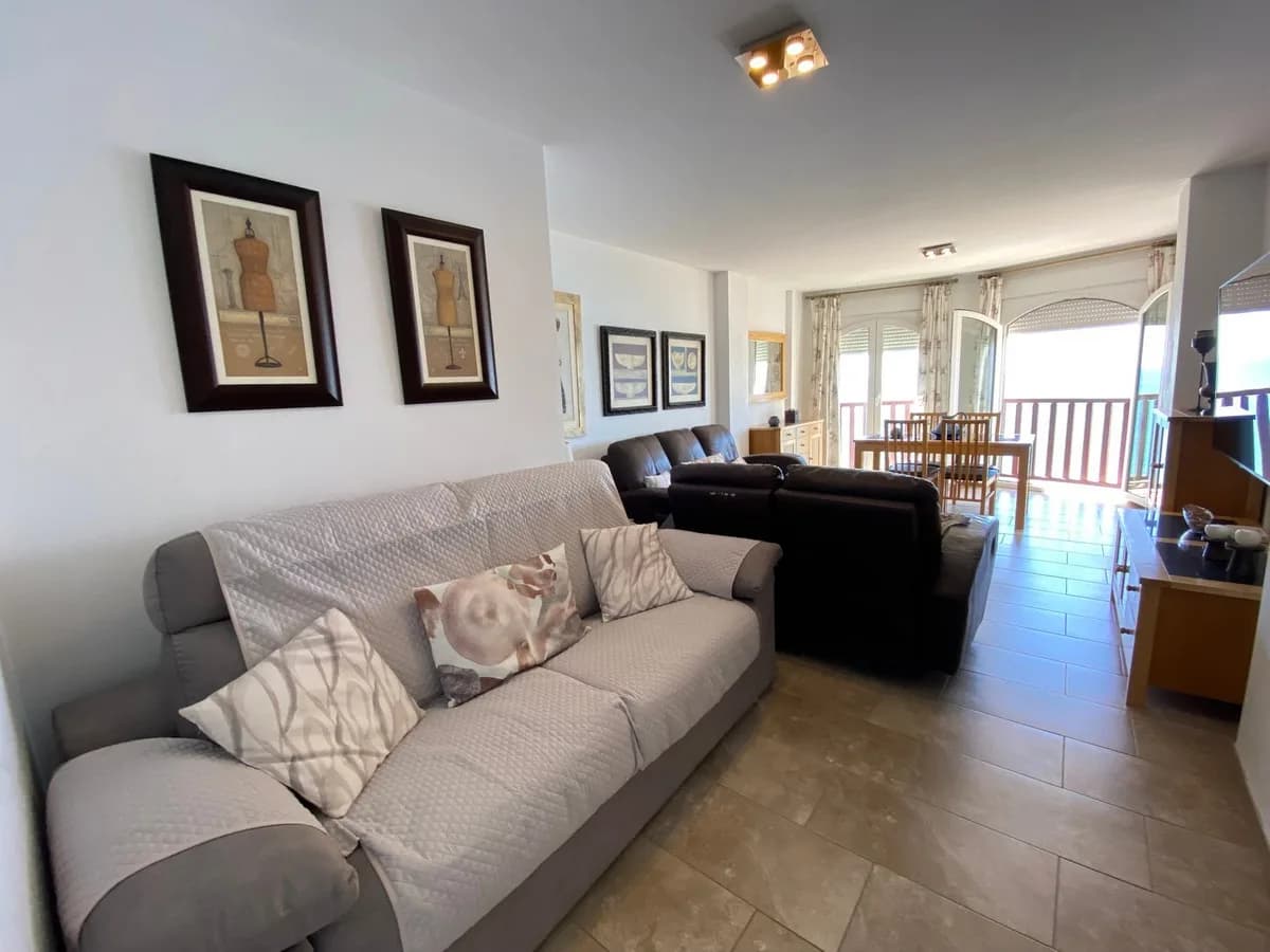 2 Bedroom Middle Floor Apartment for Sale in Carvajal, Málaga - Image 3