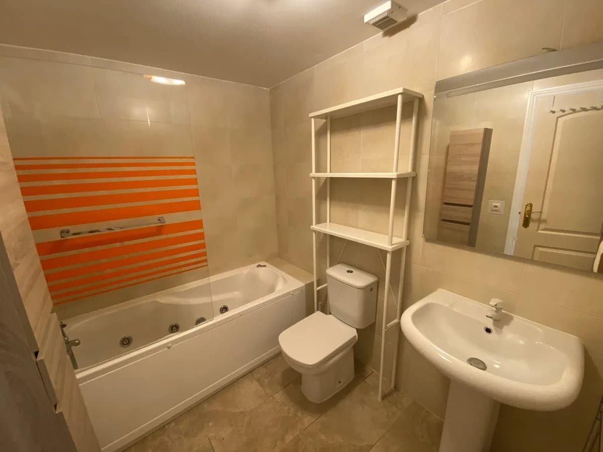 2 Bedroom Middle Floor Apartment for Sale in Carvajal, Málaga - Image 8