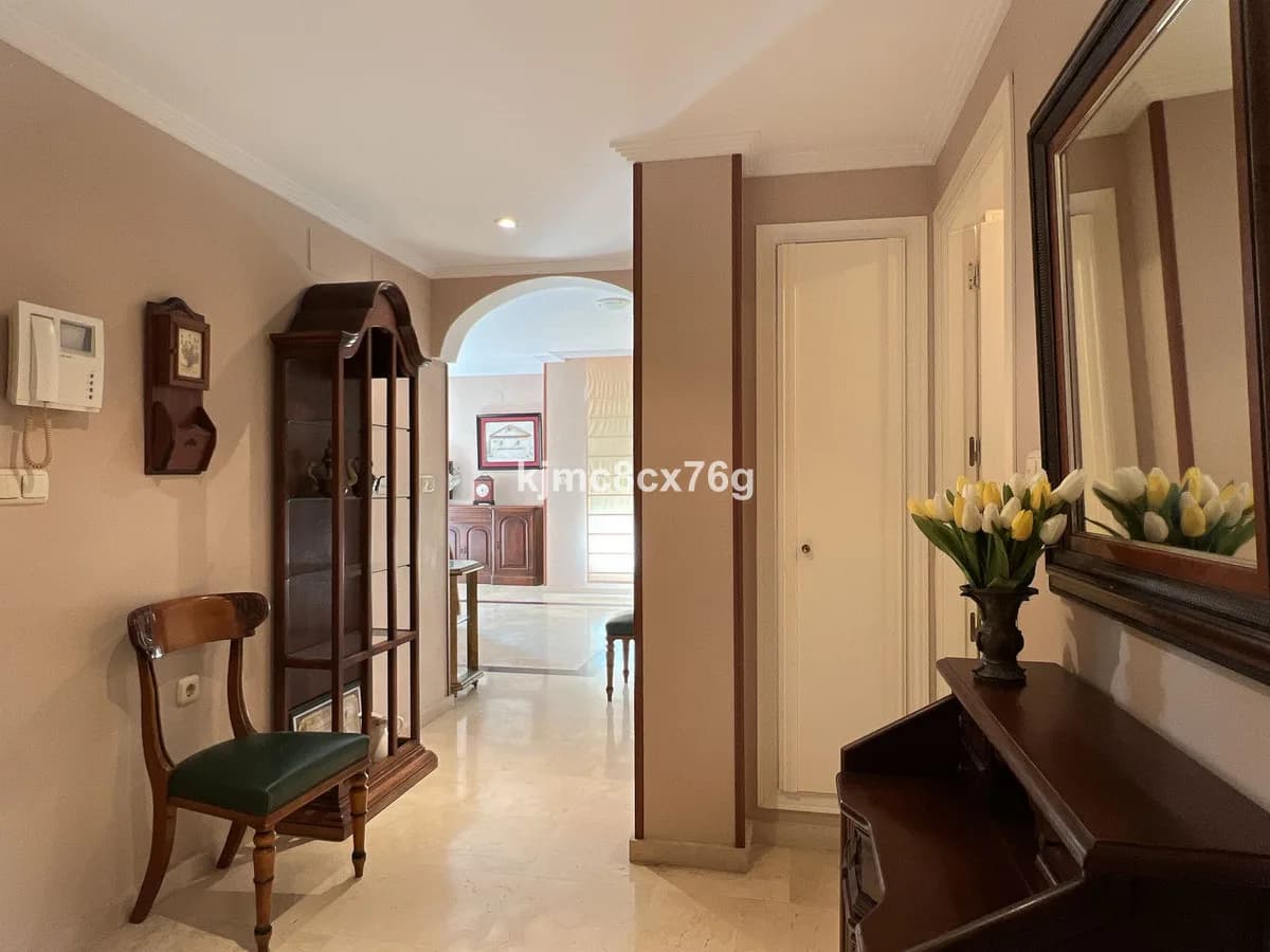 2 Bedroom Middle Floor Apartment for Sale in Marbella, Málaga - Image 3