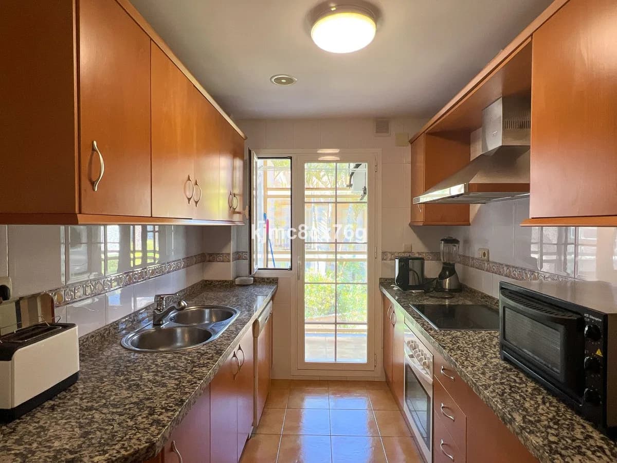 2 Bedroom Middle Floor Apartment for Sale in Marbella, Málaga - Image 5
