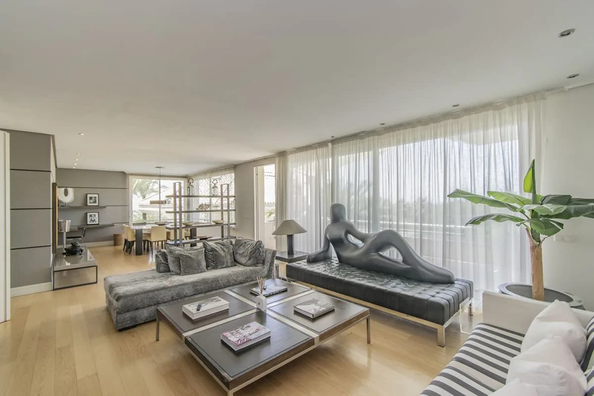 3 Bedroom Penthouse for Sale in Nagüeles, Málaga - Image 2