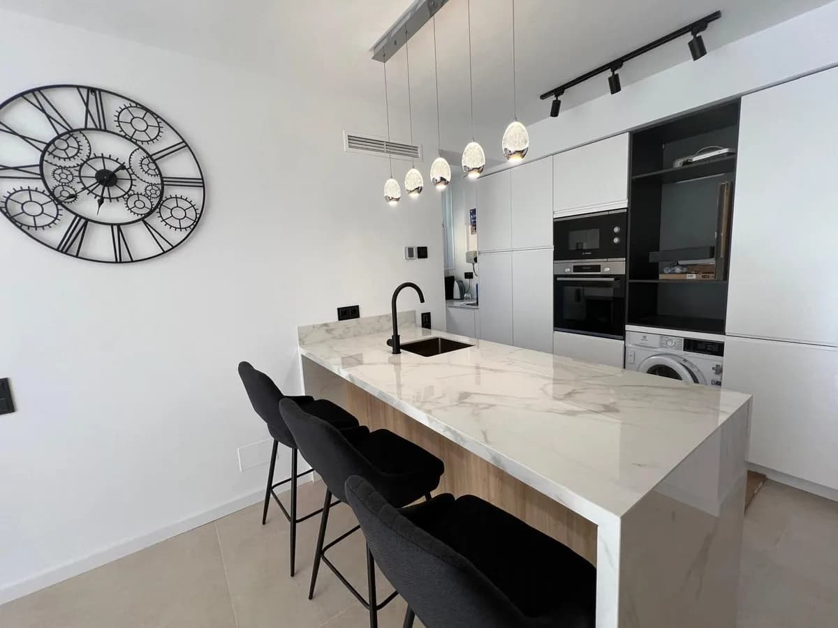 2 Bedroom Middle Floor Apartment for Sale in Marbella, Málaga - Image 5