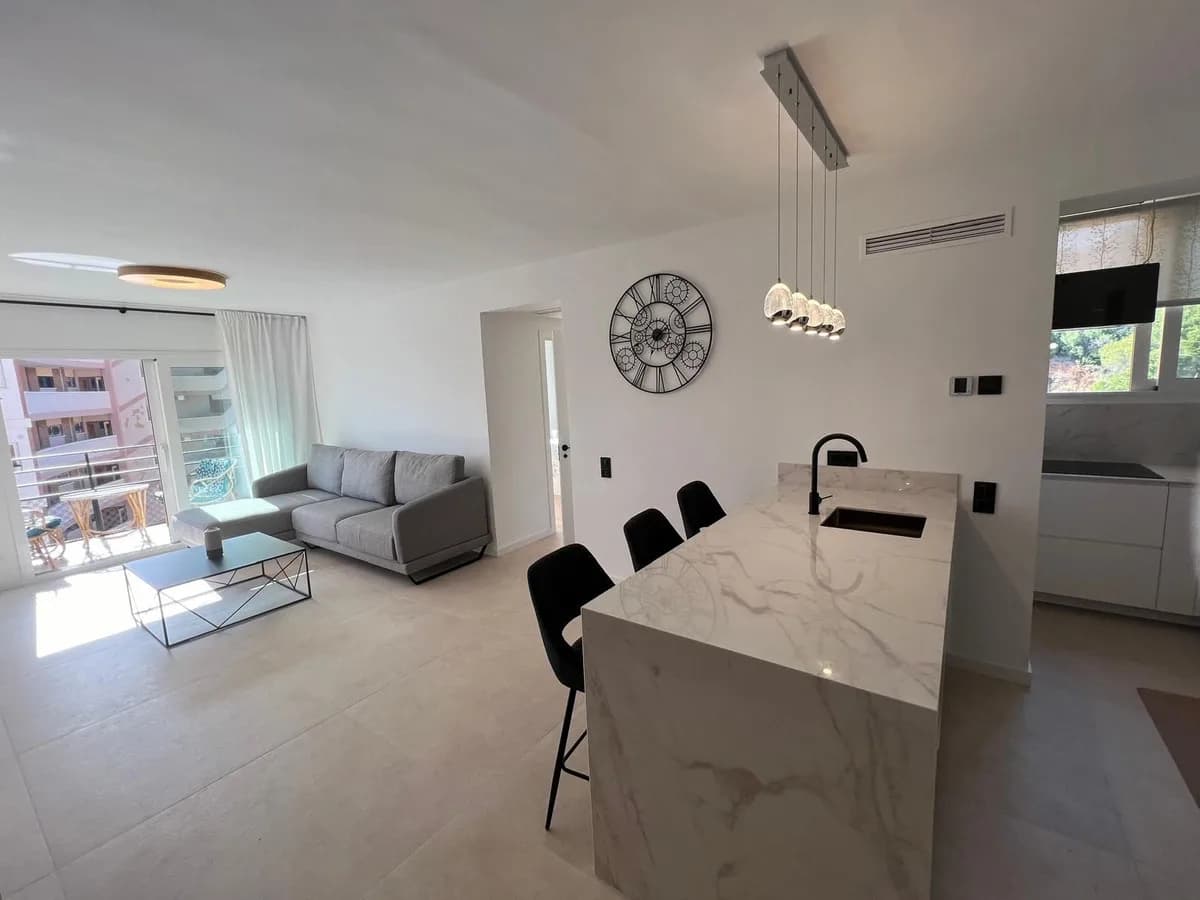 2 Bedroom Middle Floor Apartment for Sale in Marbella, Málaga - Image 6