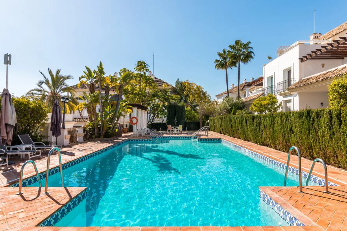 4 Bedroom Middle Floor Apartment for Sale in The Golden Mile, Málaga - Image 7