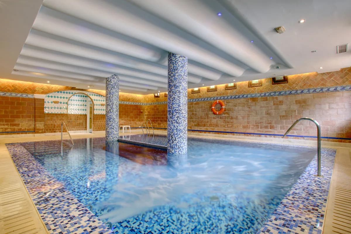 4 Bedroom Middle Floor Apartment for Sale in The Golden Mile, Málaga - Image 8