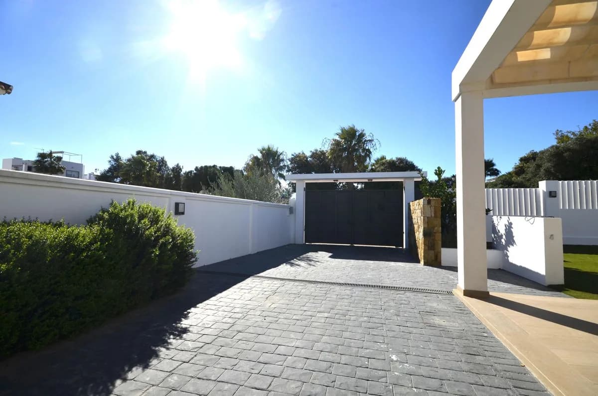 4 Bedroom Detached Villa for Sale in Manilva, Málaga - Image 7
