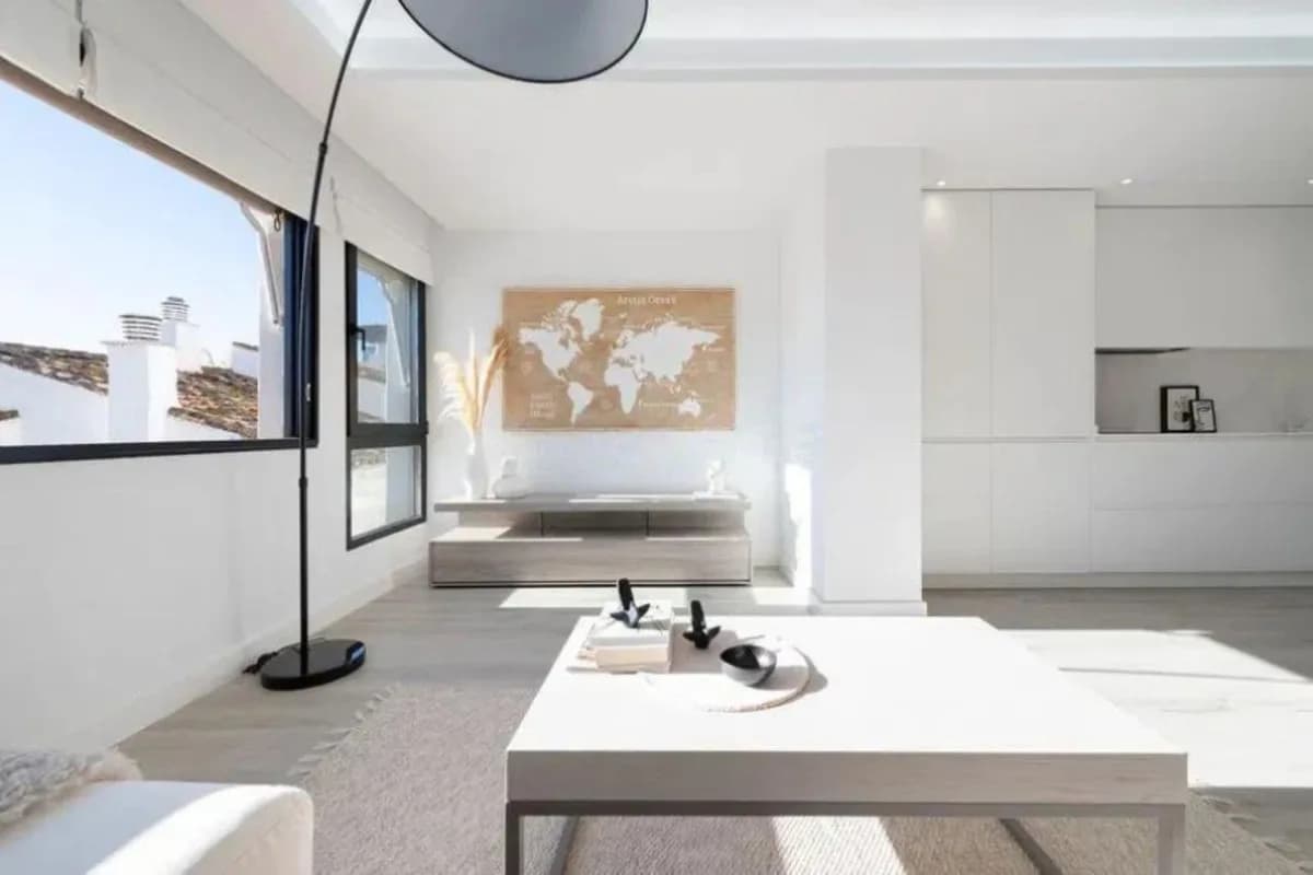 3 Bedroom Middle Floor Apartment for Sale in Puerto Banús, Málaga - Image 2