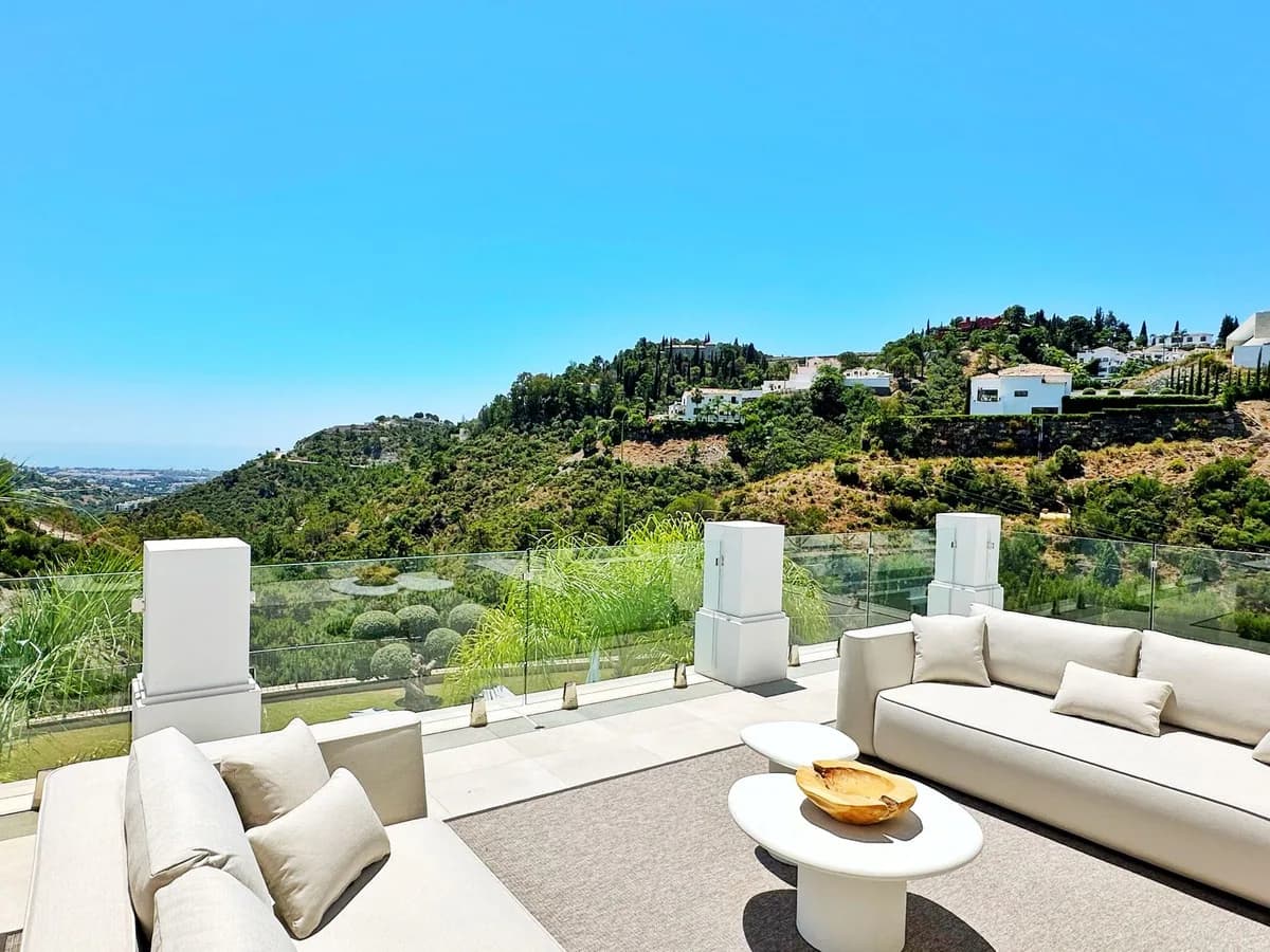 5 Bedroom Detached Villa for Sale in El Madroñal, Málaga