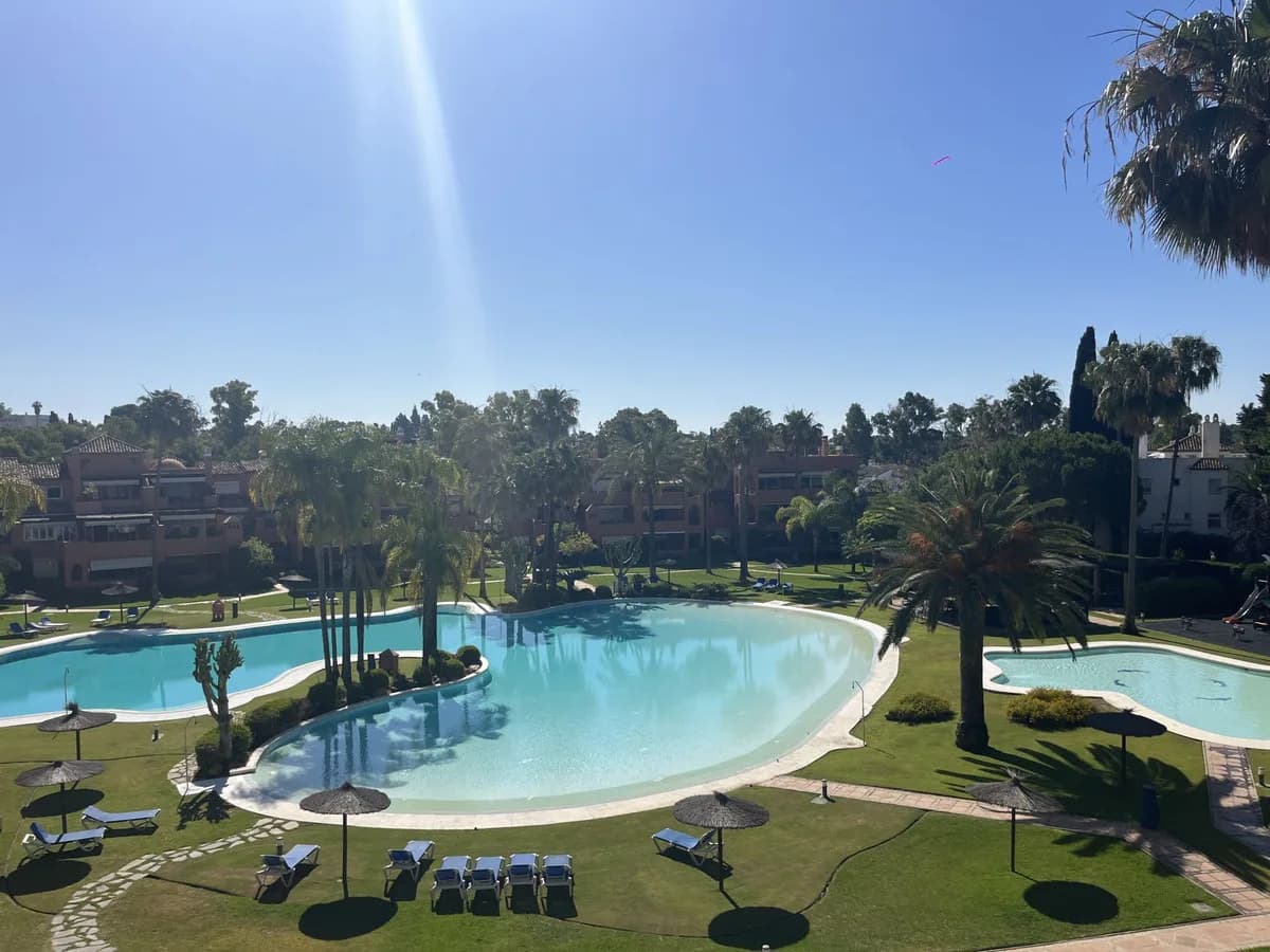 3 Bedroom Middle Floor Apartment for Sale in Estepona, Málaga - Image 4