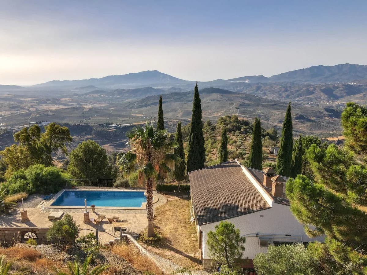 4 Bedroom Detached Villa for Sale in Alozaina, Málaga - Image 4