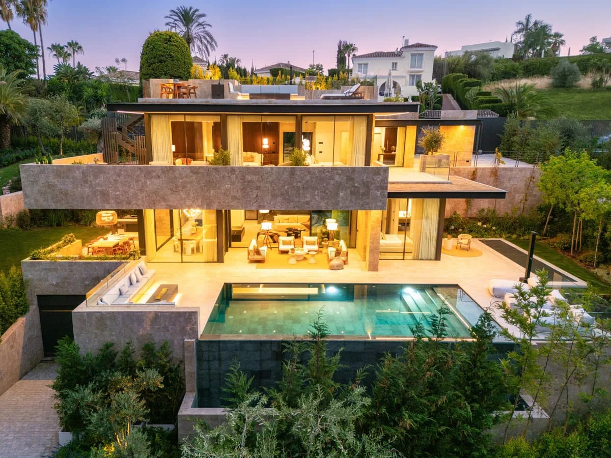 5 Bedroom Detached Villa for Sale in Nueva Andalucía, Málaga