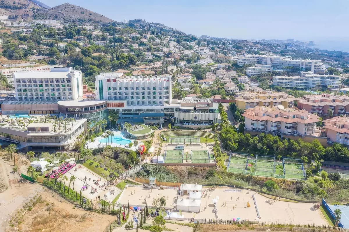 3 Bedroom Ground Floor Apartment for Sale in Fuengirola, Málaga - Image 3