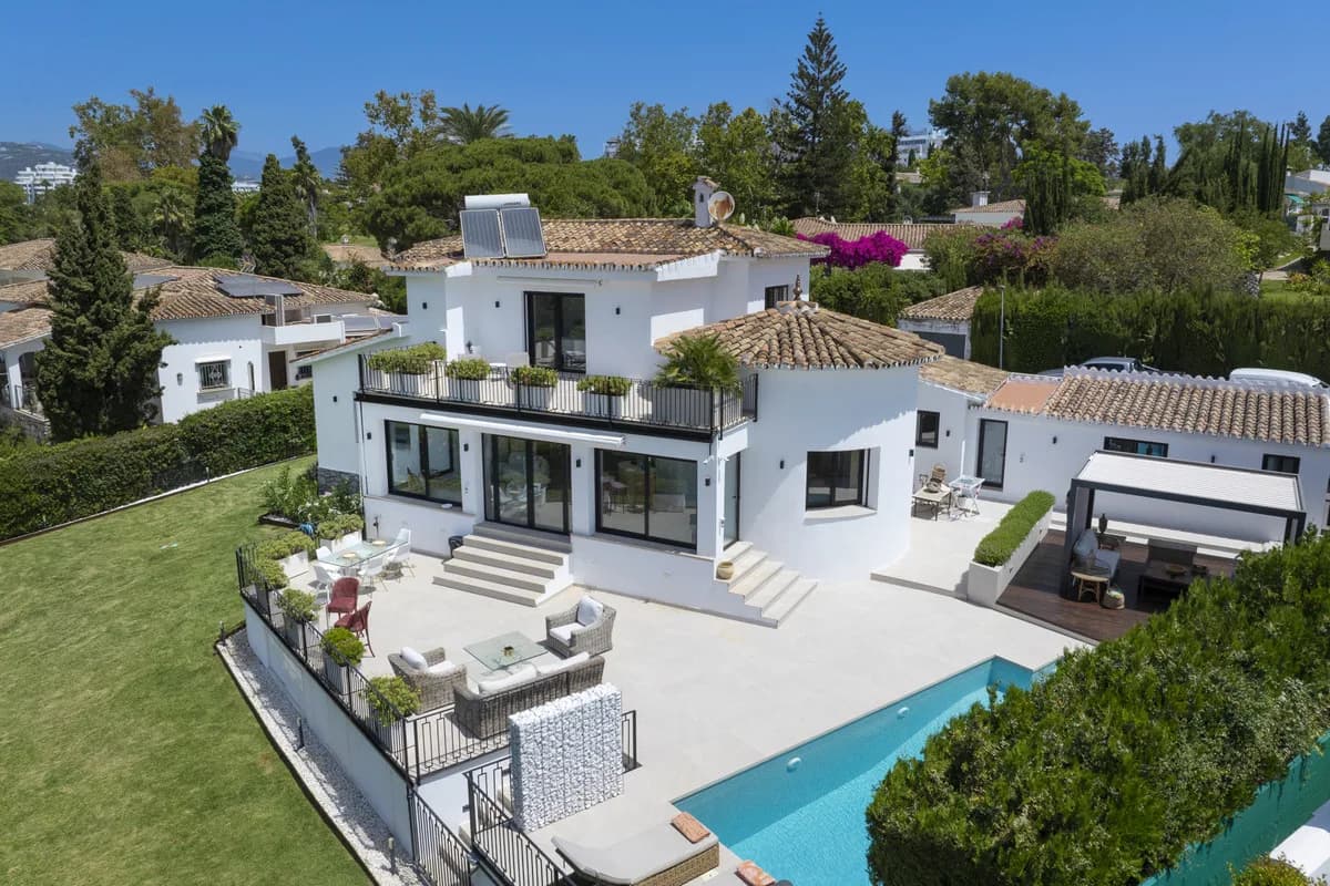 4 Bedroom Detached Villa for Sale in Guadalmina Alta, Málaga