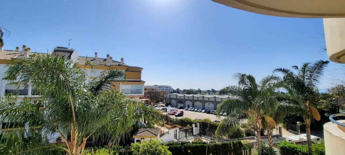 2 Bedroom Middle Floor Apartment for Sale in The Golden Mile, Málaga - Image 3