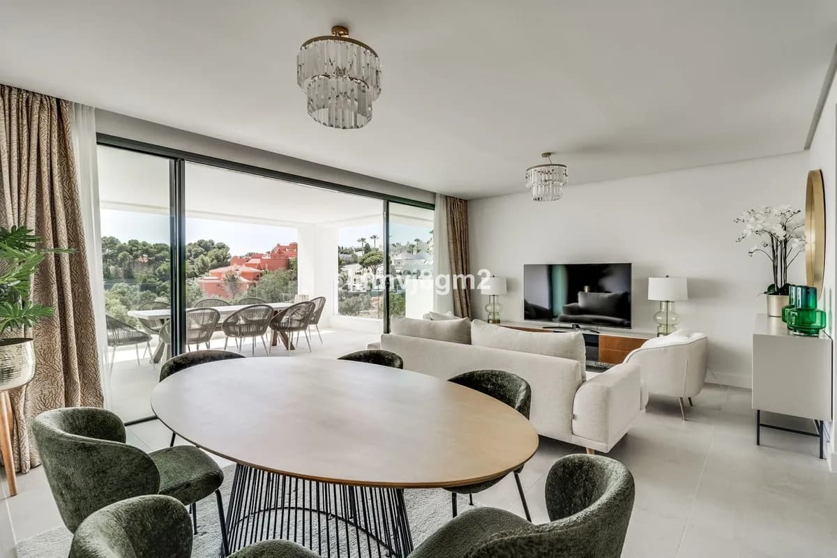 3 Bedroom Middle Floor Apartment for Sale in Cabopino, Málaga - Image 3
