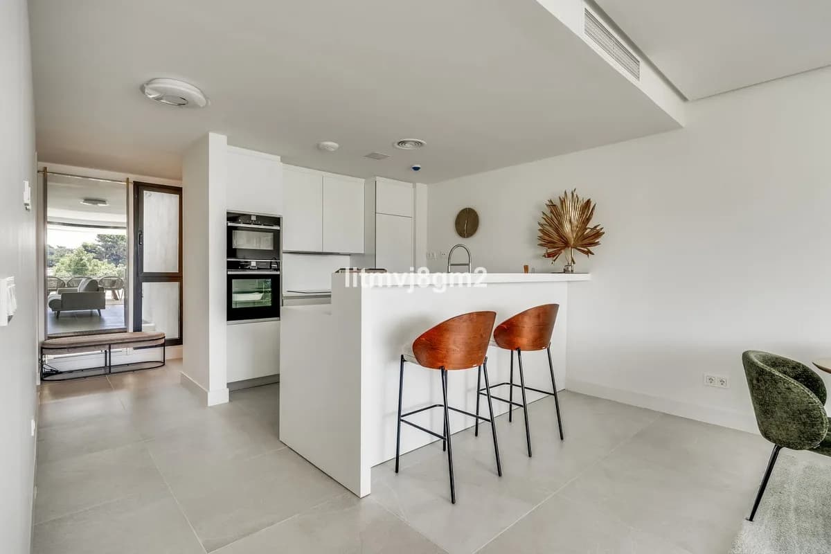 3 Bedroom Middle Floor Apartment for Sale in Cabopino, Málaga - Image 4