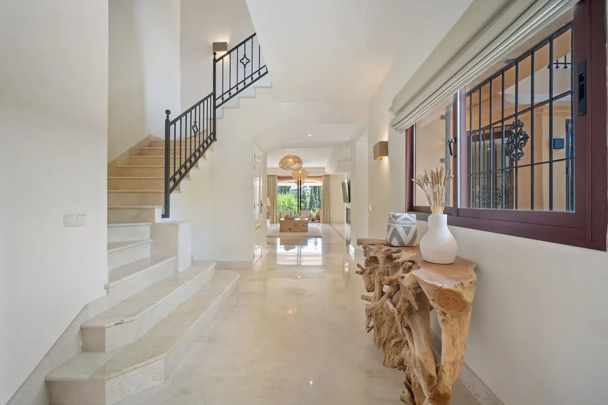 5 Bedroom Semi-Detached House for Sale in Puerto Banús, Málaga - Image 8