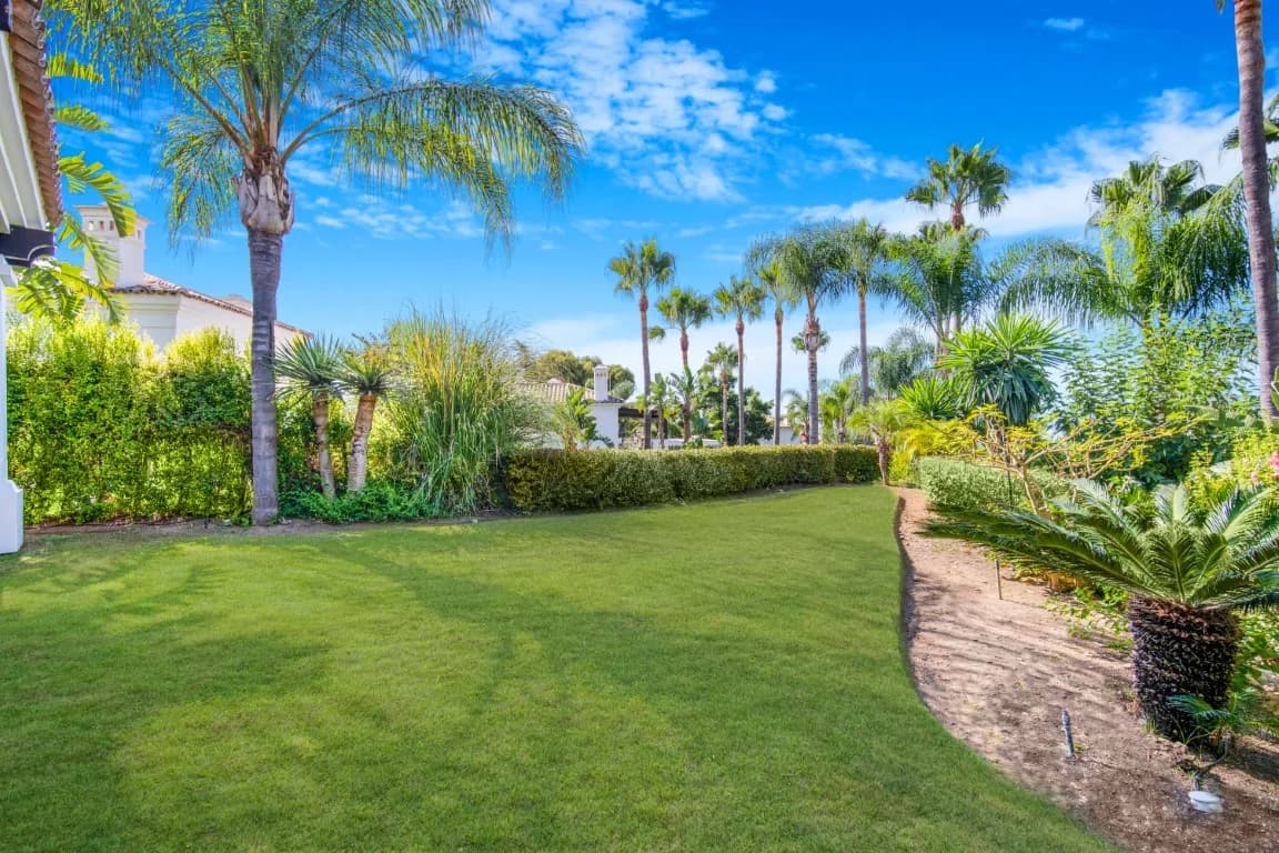 4 Bedroom Detached Villa for Sale in The Golden Mile, Málaga - Image 3