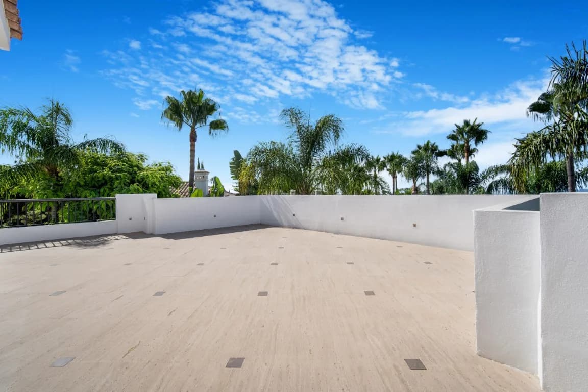 4 Bedroom Detached Villa for Sale in The Golden Mile, Málaga - Image 4