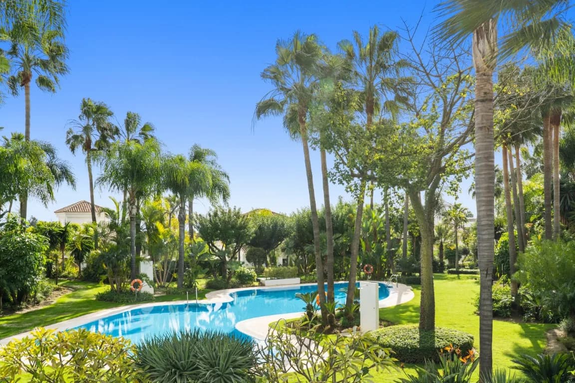 4 Bedroom Detached Villa for Sale in The Golden Mile, Málaga - Image 6