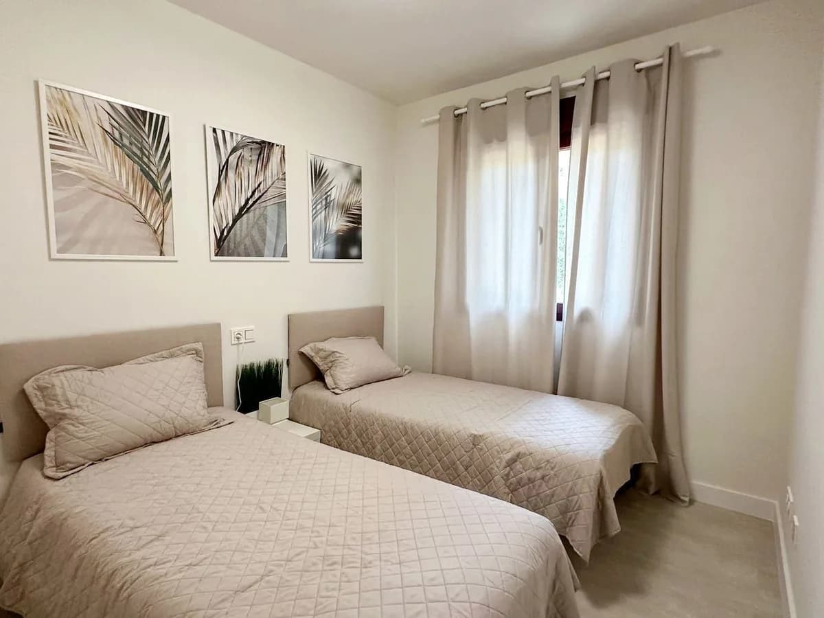 2 Bedroom Middle Floor Apartment for Sale in El Paraiso, Málaga - Image 8