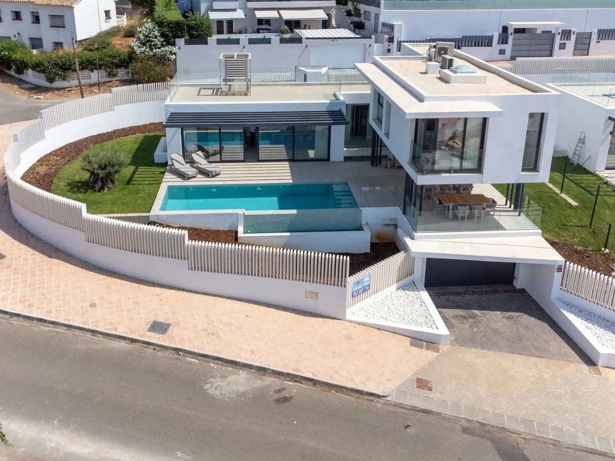 4 Bedroom Detached Villa for Sale in El Chaparral, Málaga - Image 3