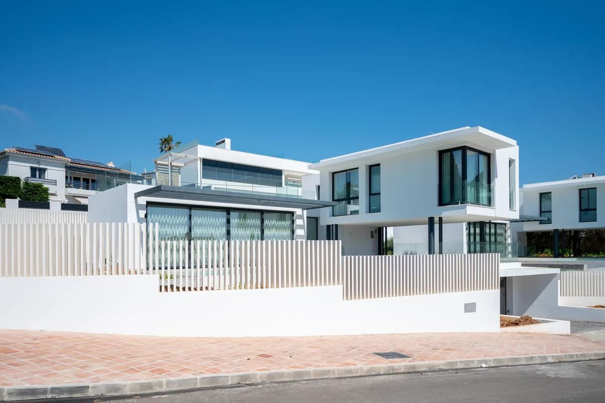4 Bedroom Detached Villa for Sale in El Chaparral, Málaga - Image 5