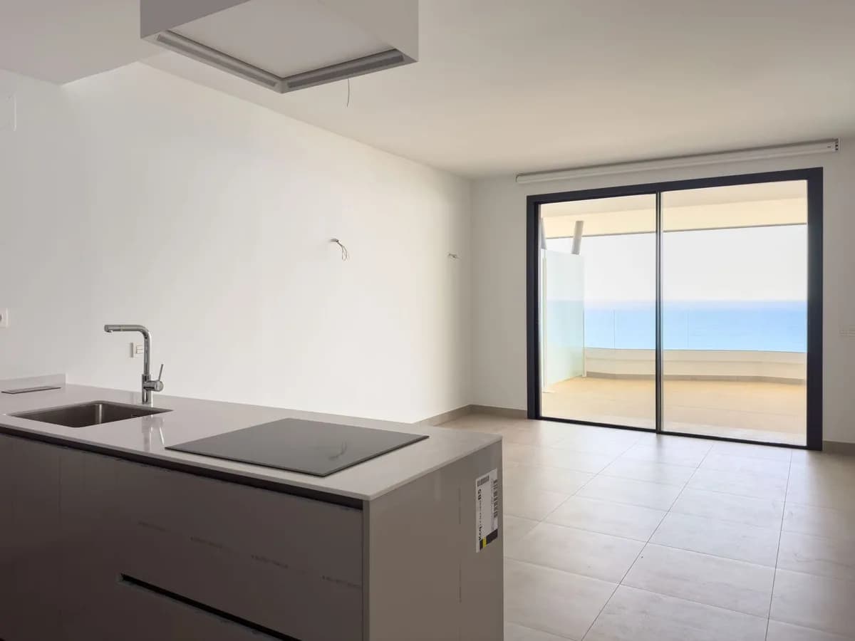 2 Bedroom Middle Floor Apartment for Sale in Fuengirola, Málaga - Image 3