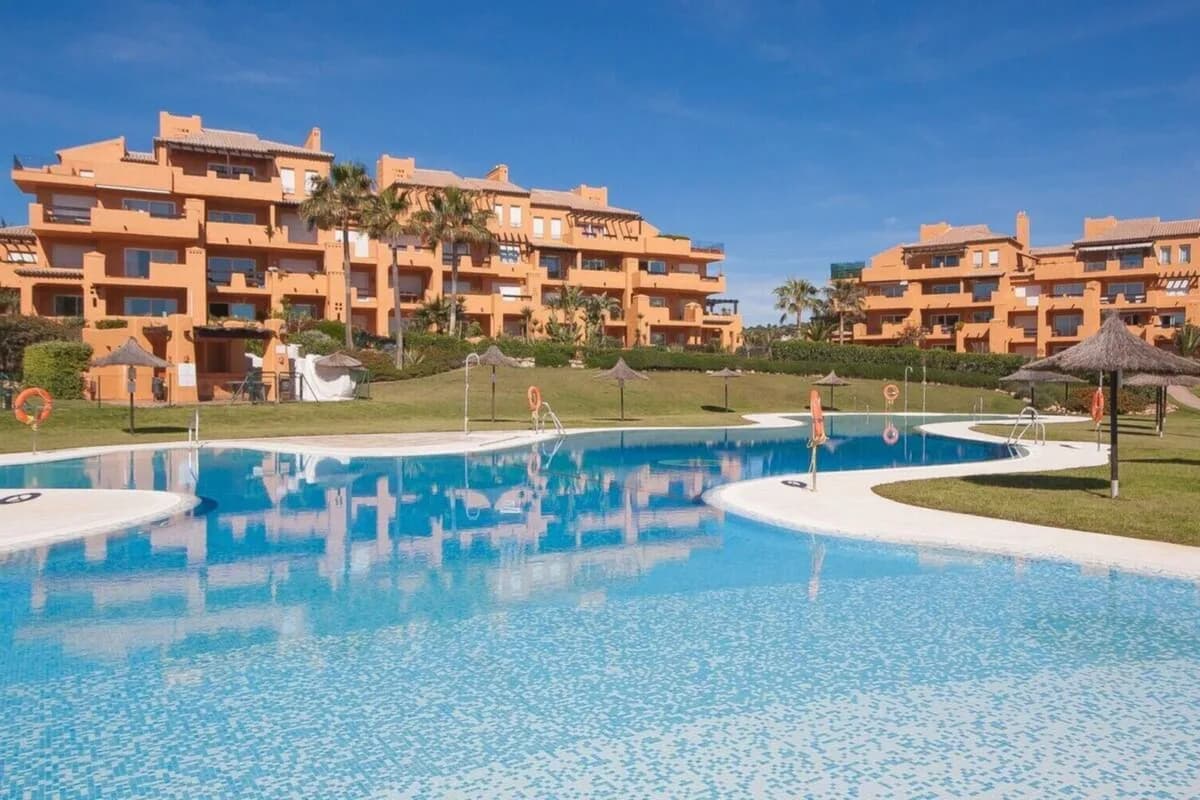 2 Bedroom Middle Floor Apartment for Sale in La Duquesa, Málaga - Image 6