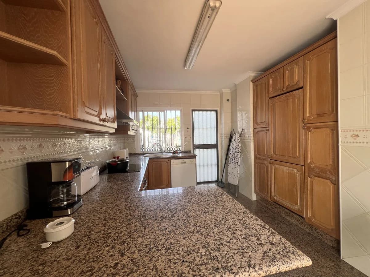 5 Bedroom Semi-Detached House for Sale in San Pedro de Alcántara, Málaga - Image 8