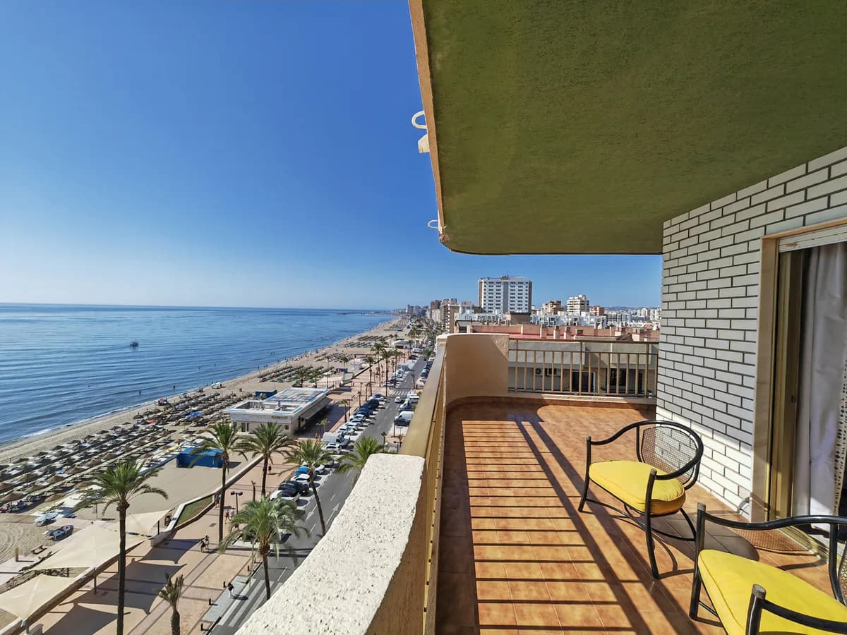 5 Bedroom Middle Floor Apartment for Sale in Fuengirola, Málaga - Image 4