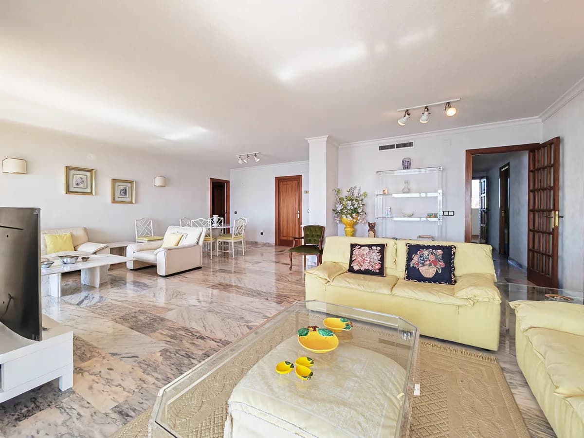 5 Bedroom Middle Floor Apartment for Sale in Fuengirola, Málaga - Image 8