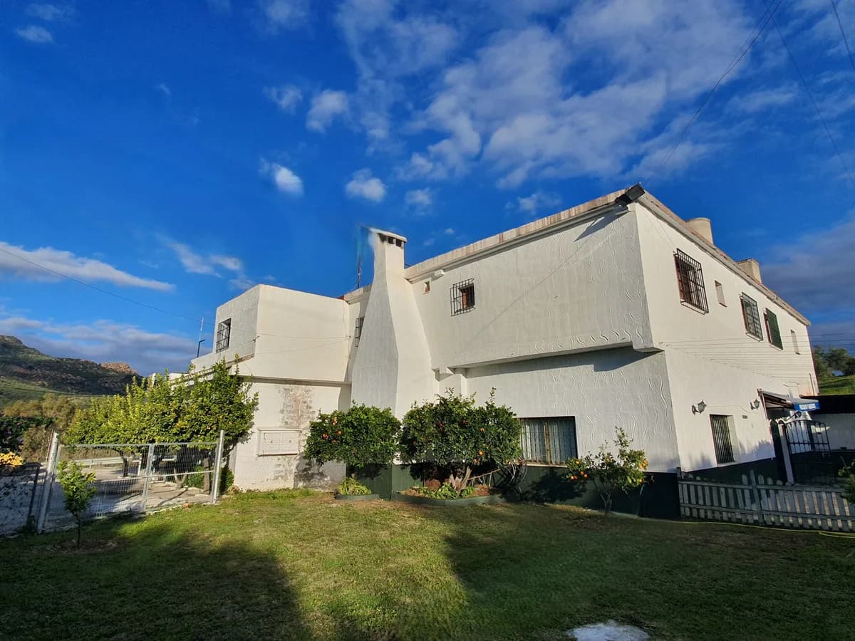 5 Bedroom Detached Villa for Sale in Guaro, Málaga