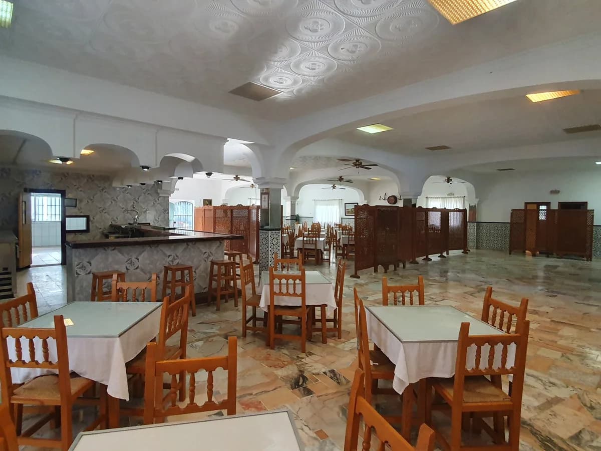 5 Bedroom Detached Villa for Sale in Guaro, Málaga - Image 3