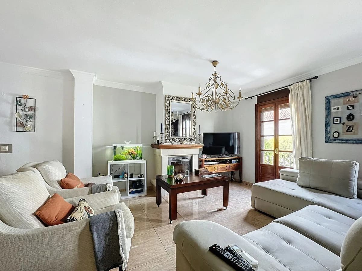 5 Bedroom Semi-Detached House for Sale in Estepona, Málaga - Image 2