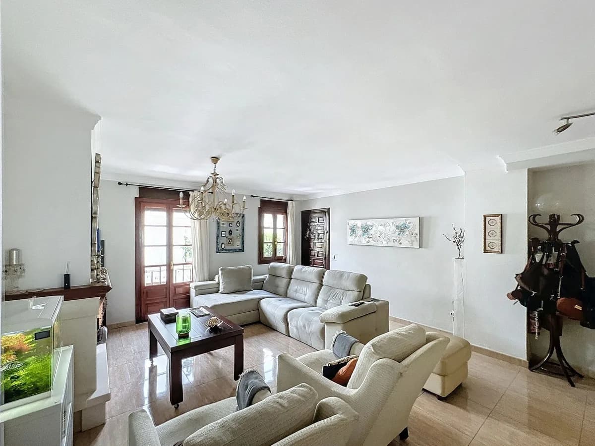 5 Bedroom Semi-Detached House for Sale in Estepona, Málaga - Image 3