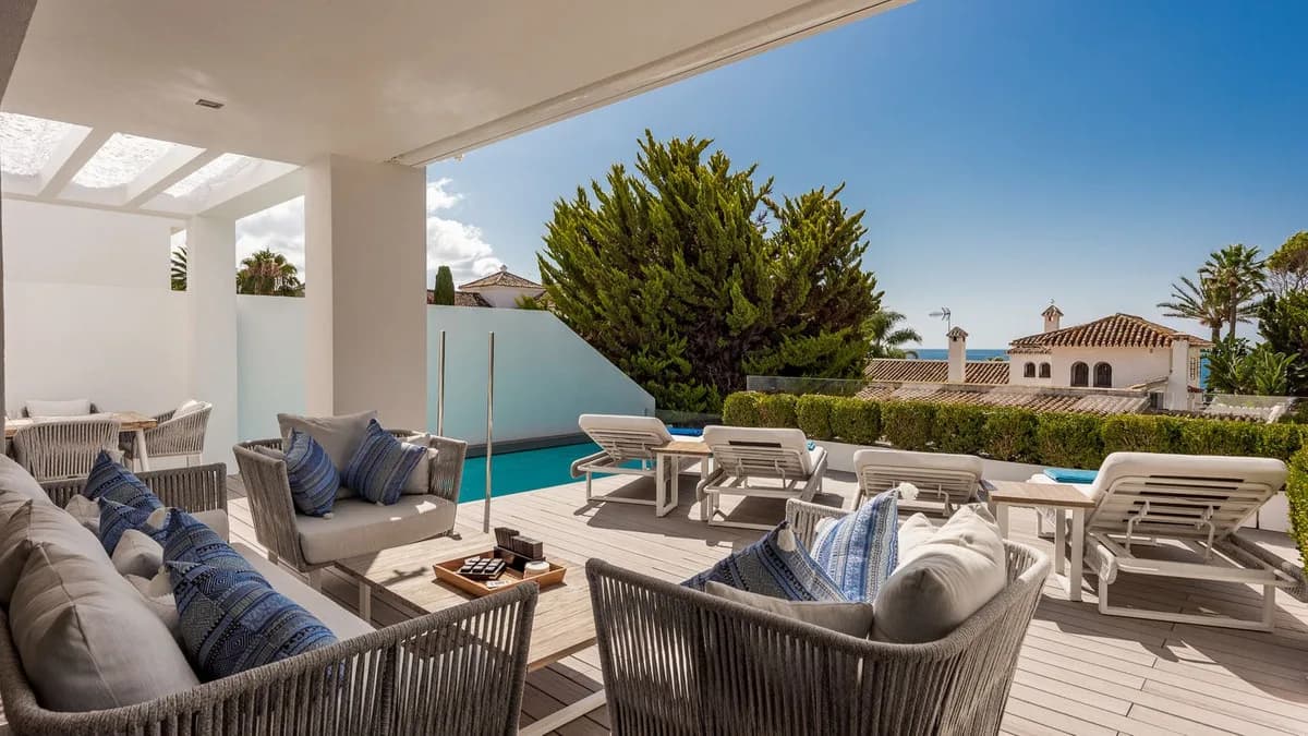 4 Bedroom Detached Villa for Sale in The Golden Mile, Málaga - Image 3