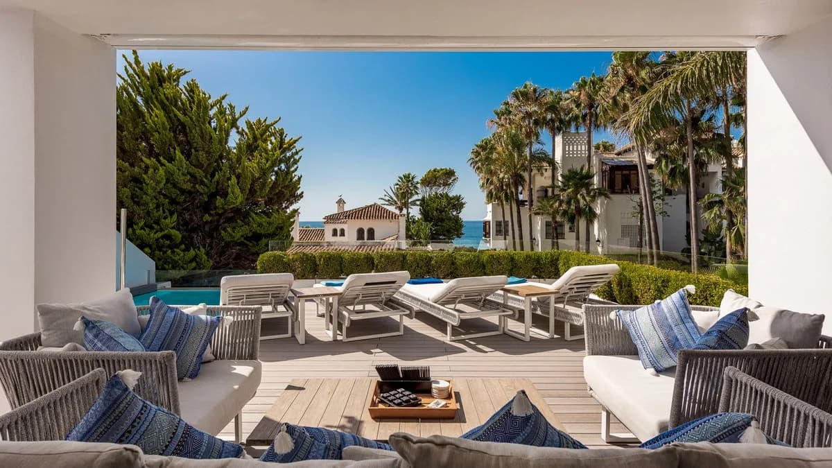 4 Bedroom Detached Villa for Sale in The Golden Mile, Málaga - Image 4