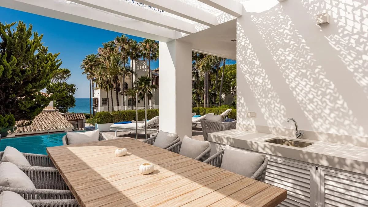 4 Bedroom Detached Villa for Sale in The Golden Mile, Málaga - Image 6