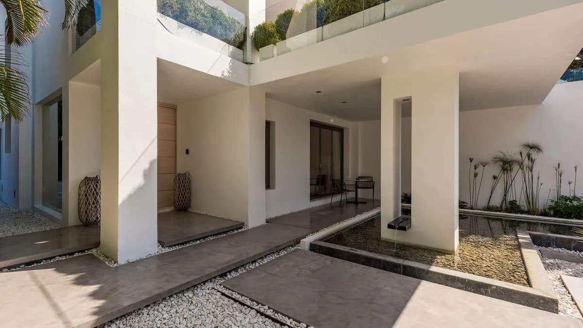 4 Bedroom Detached Villa for Sale in The Golden Mile, Málaga - Image 9