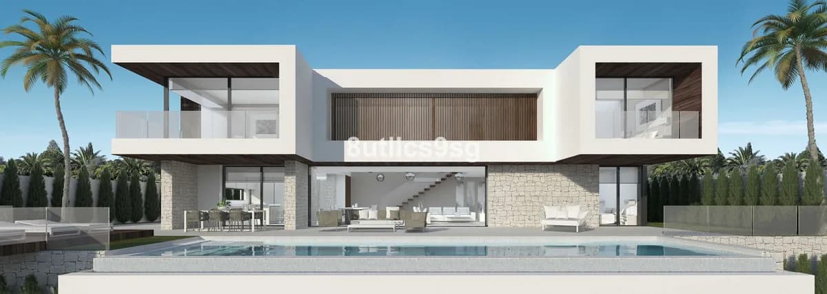 4 Bedroom Detached Villa for Sale in Los Flamingos, Málaga - Image 2